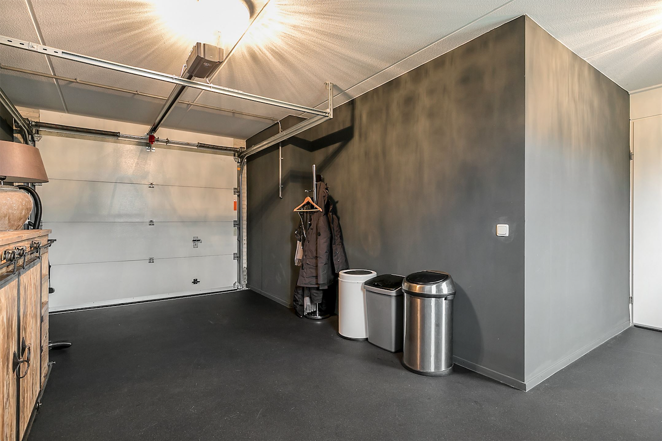 Donkere Unica Troffelvloer garage