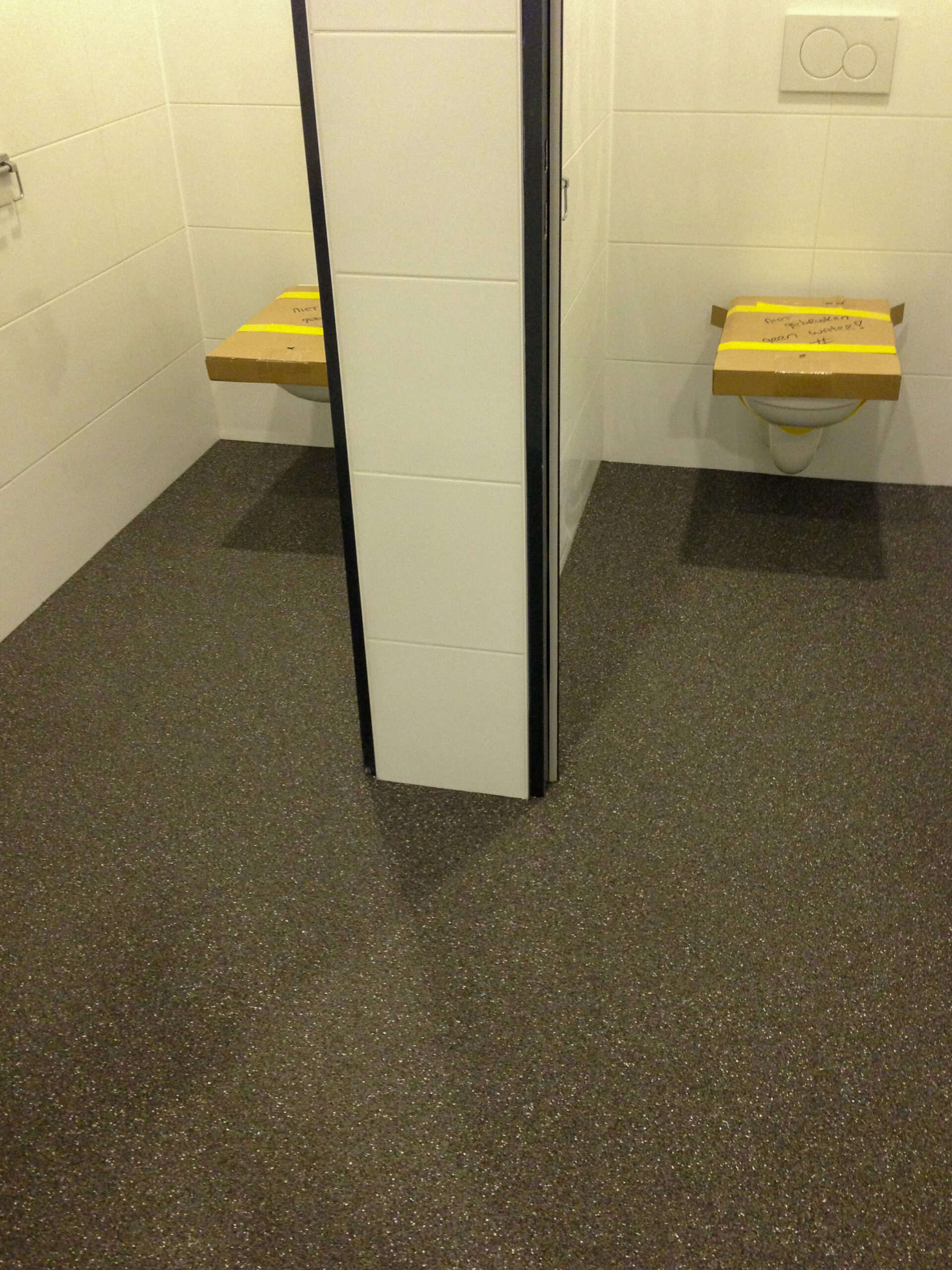 Unica troffelvloer in toiletgroepen bedrijfspand